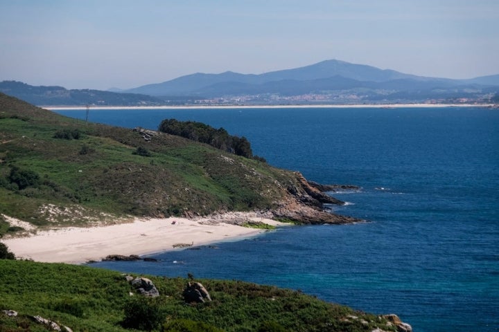 La única playa nudista, la de Melide, es grande y tiene espacio incluso para los que no quieren desnudarse.