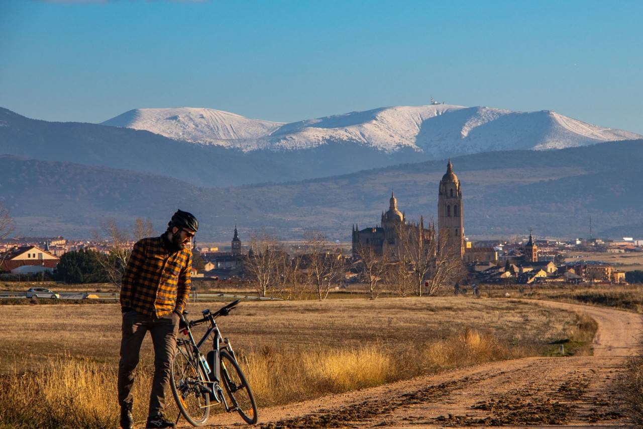 Vista de la catedral de Segovia llegando a Zamarramala por el Camino de Santiago.