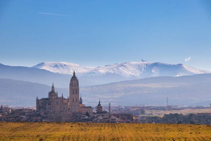 La catedral de Segovia desde el Camino de Santiago de Madrid.