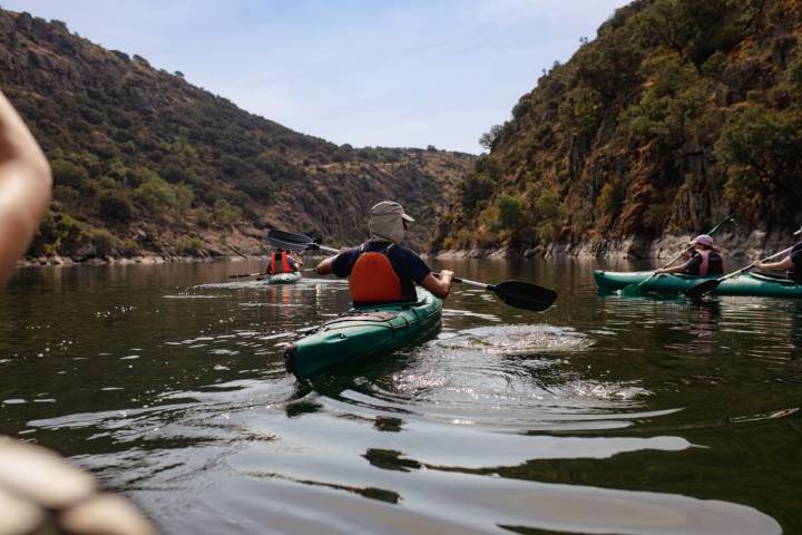 Kayak Arribes del Duero (Zamora) kayakistas de espaldas
