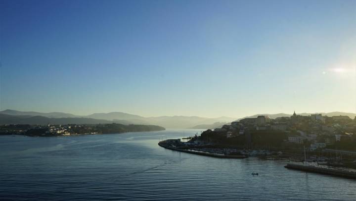 Solo un fiordo separa las aguas de Asturias y Galicia.