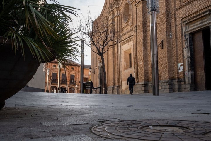 Un joven Raimundo Gómez vería como se construía la fachada barroca de la iglesia de la Asunción.