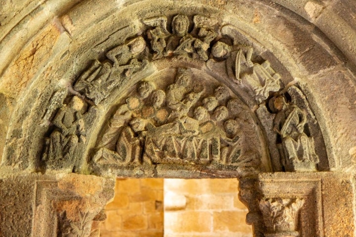 La portada tardorrománica de la Sala Capitular.