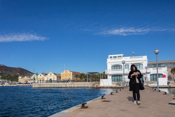 La plaza del Ayuntamiento se encuentra al lado del puerto de la ciudad.