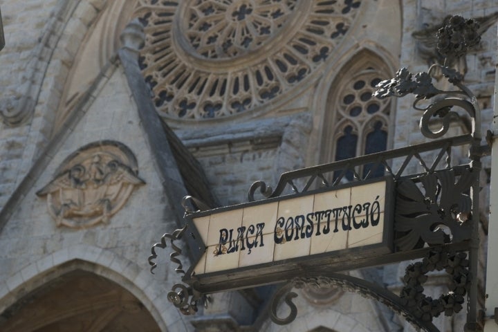 La iglesia de San Bartolomé, el Banco de Sóller y el 'Hotel La Vila' integran la plaza de la Constitución.