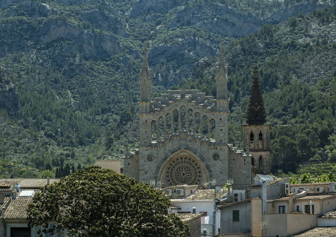La iglesia de San Bartolomé preside la ciudad mallorquina.