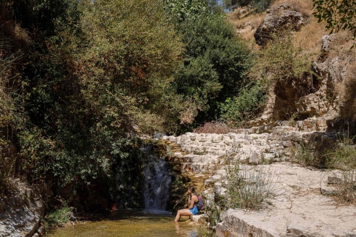 Refrescarse los pies en una de las antiguas acequias.