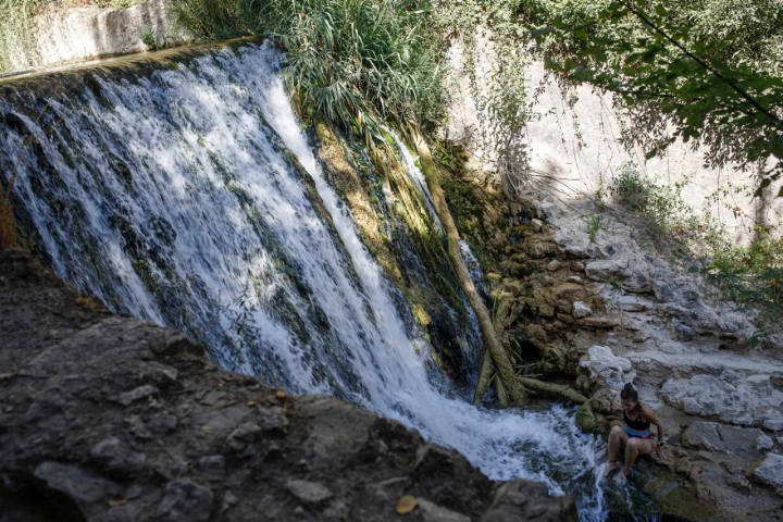 El agua es una constante en todo el recorrido, en forma, de arroyo, cascada o acequia.