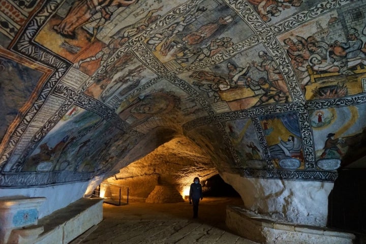 En Ojo Guareña las cuevas lindan con la ermita de San Bernabé y San Tirso.