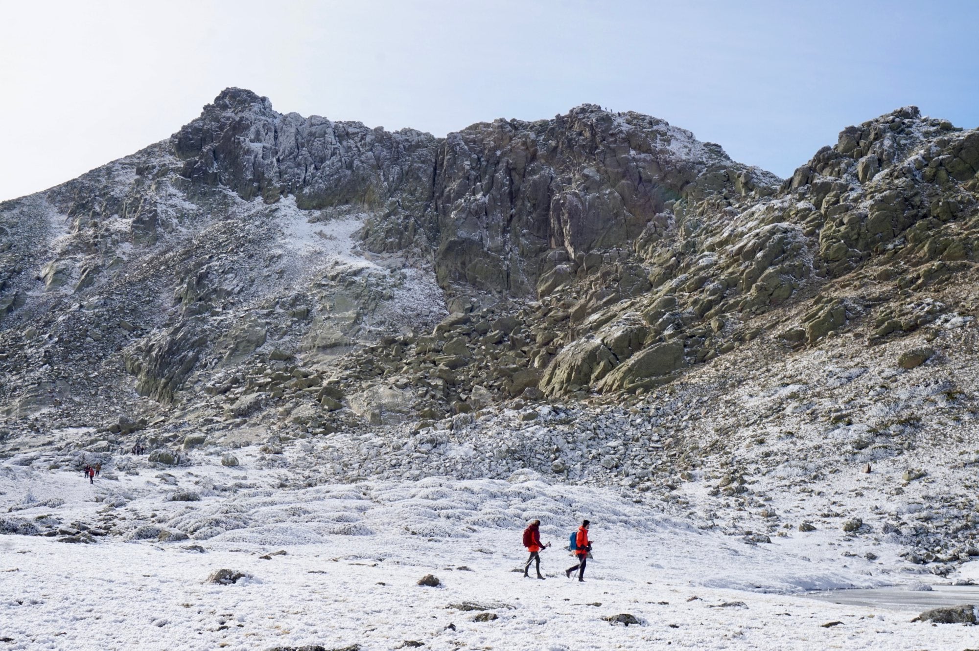 Circo glaciar y excursionistas junto a la laguna.