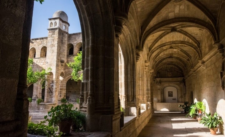 Vista del claustro del Conventual de San Benito.