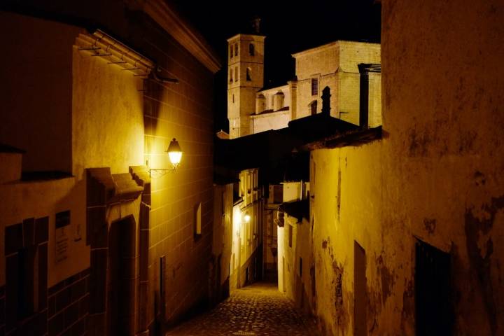 La soledad de las calles del casco antiguo permiten recorrerlas viajando en el tiempo.