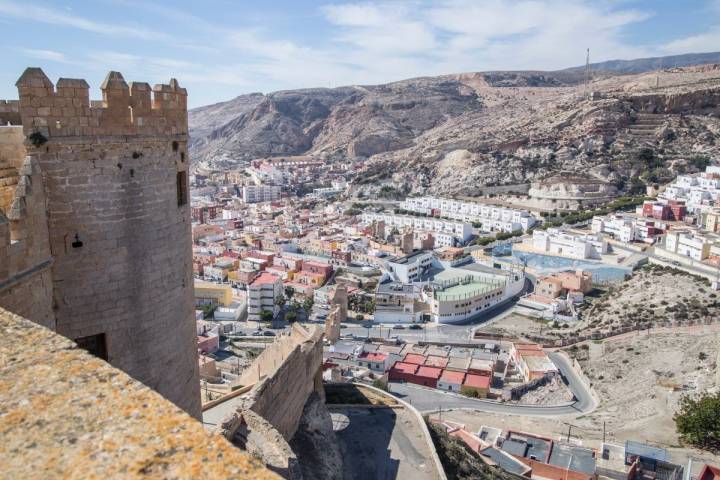 Vista de una de las torres de La Alcazaba, en Almería.