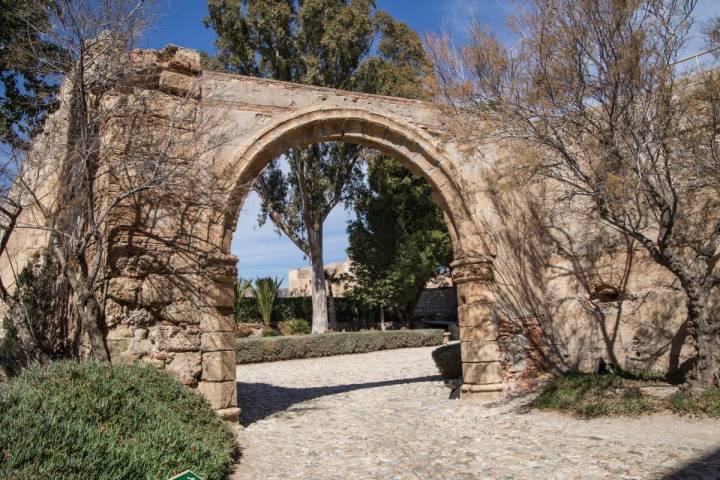 Entrada a uno de los espacios de La Alcazaba, en Almería.