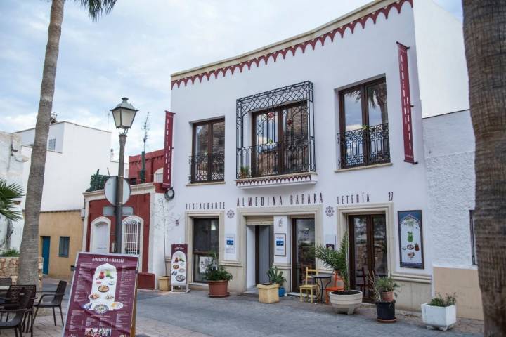 Fachada de la tetería La Almedina, en Almería.