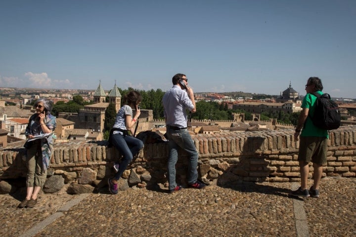 Los visitantes al mirador de la mezquita se ayudan de audioguías para conocer la historia.