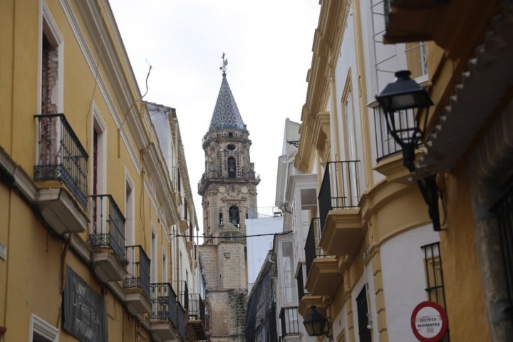 Al fondo, la iglesia de San Miguel.