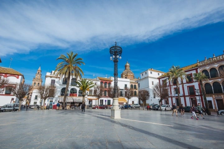 A pesar de su componente turístico, se trata de un pueblo tranquilo. En la foto: la plaza de San Fernando.