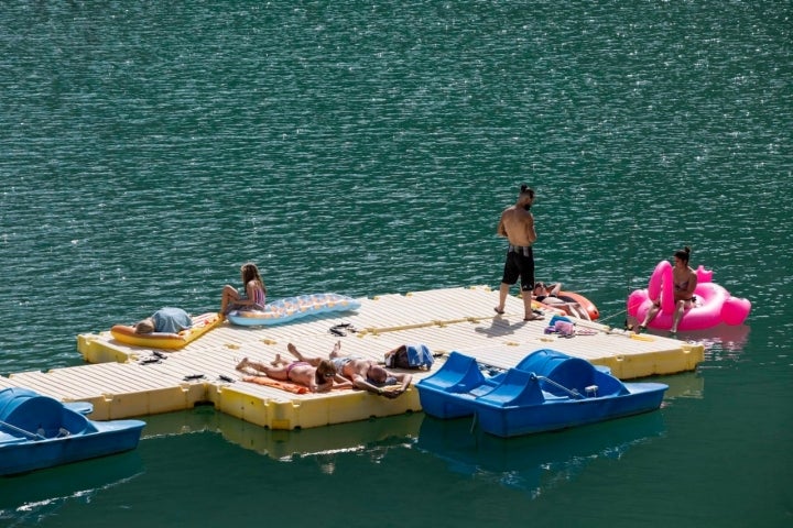 También hay quien se acerca al pantano simplemente a refrescarse.