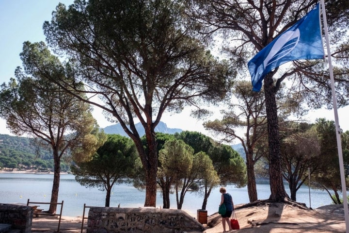 La bandera azul luce orgullosa en la Playa Virgen de la Nueva del embalse.