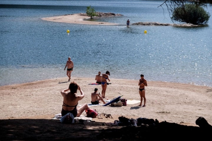 El agua de los ríos que se acumulan en el embalse refrescan a los visitantes.