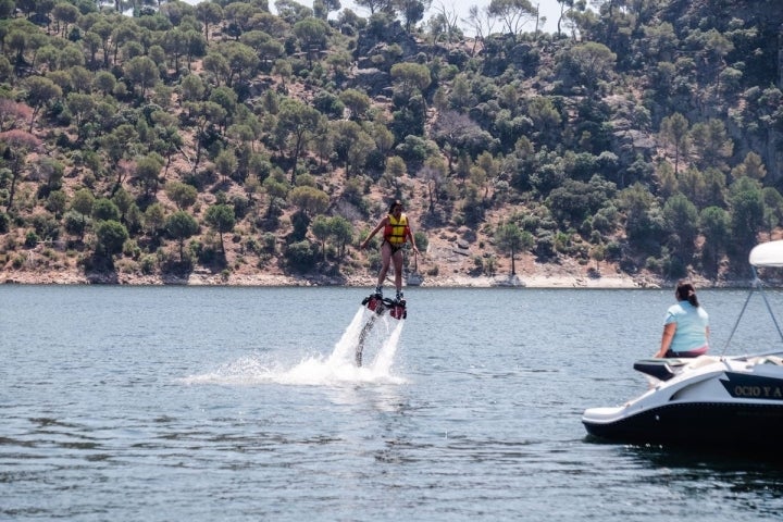 Practicando 'flyboard' para volar sobre el agua con chorros de agua a presión.