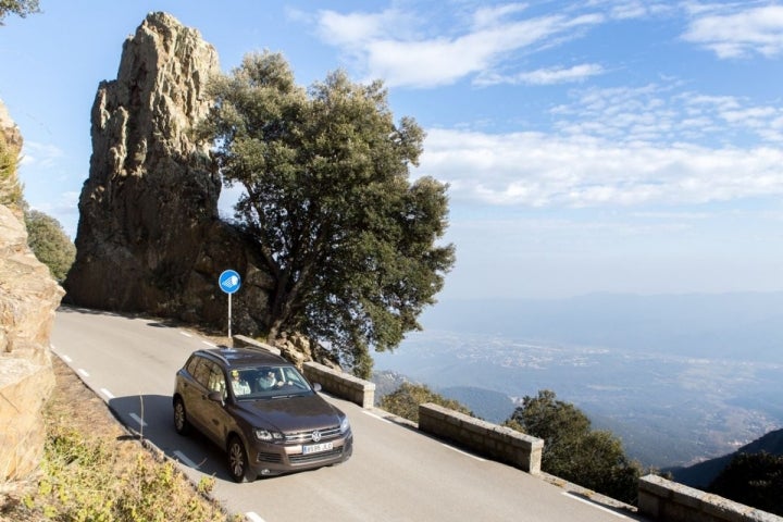 Paso entre rocas, en la carretera Bv-5114.