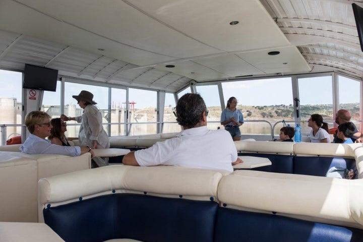 Dentro del barco, las explicaciones sobre la fauna y flora ayudan a entender el entorno.