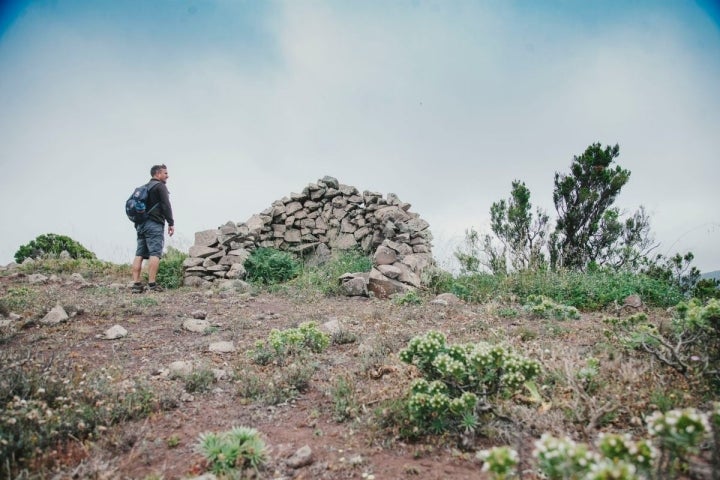 Un caminante junto a una tagora en el parque rural de Teno, Tenerife.