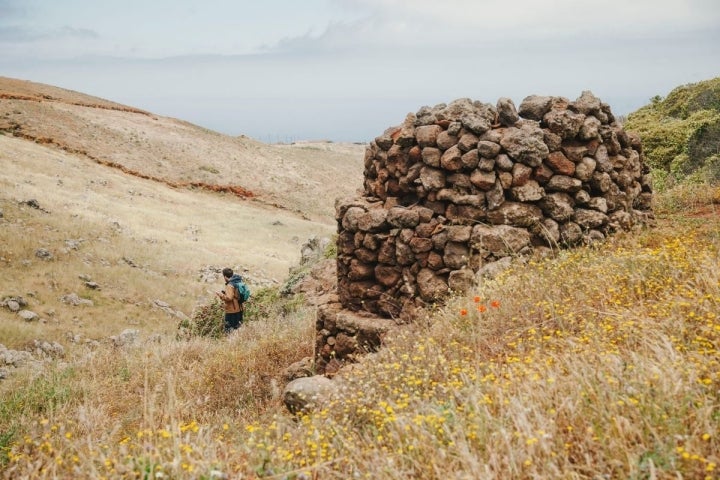 Un chico pasea junto a un horno en el parque rural de Teno, Tenerife.