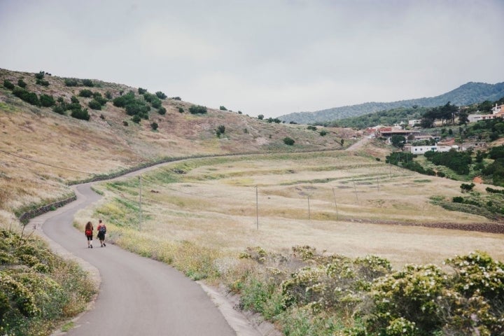 Caminantes por el parque rural de Teno, en Tenerife.