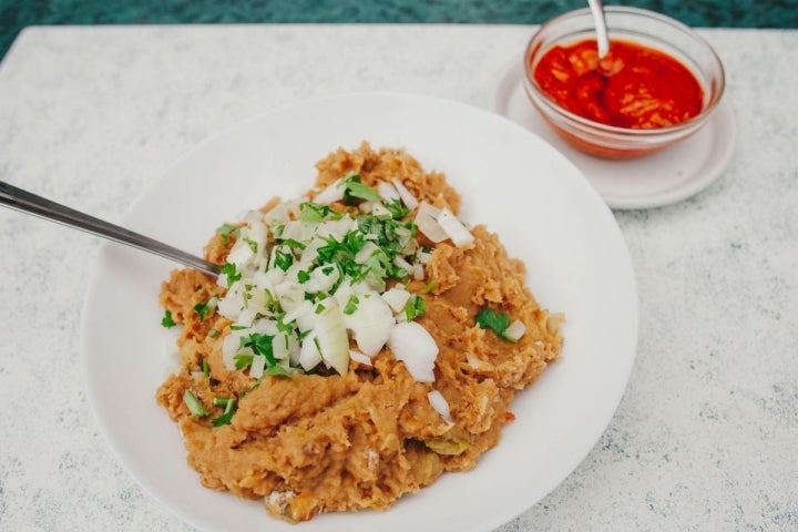 Un plato de escaldón de gofio, una receta típica de Canarias.