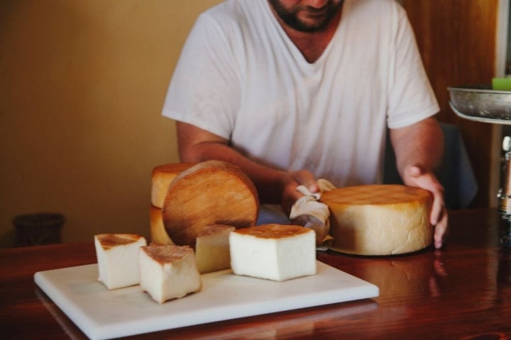 Cortando un queso de cabra de Naturteno, en el parque rural Teno, de Tenerife.