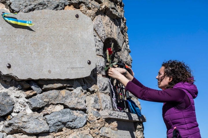 En la cima, una montañera hace una ofrenda al Gigante de Piedra.