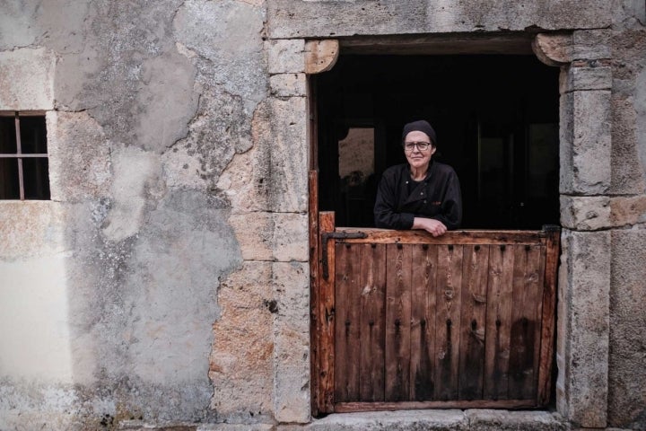 Begoña Pérez, hostelera del pueblo, regenta una casa rural y el restaurante 'El Palomar'.