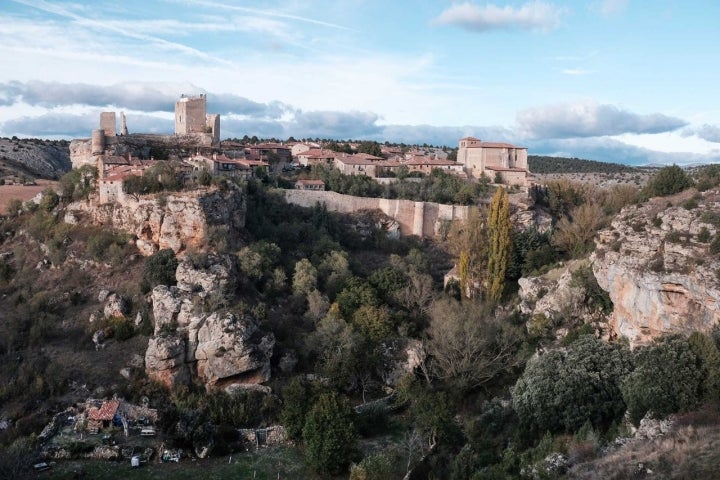 Para hacer la mejor panorámica del pueblo hay que seguir el río Milano.