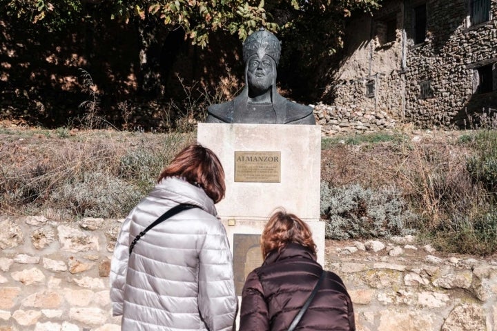 El busto de Almanzor en una plazoleta del pueblo recuerda la historia del musulmán.