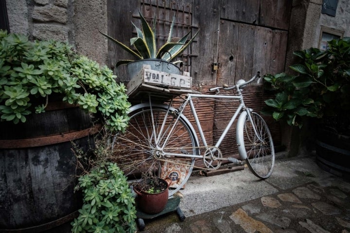 En la calle principal, algunos detalles sorprenden al viajero, como esta bicicleta.