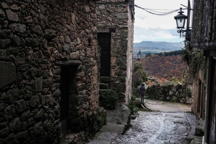 Cualquier calle que bordea el pueblo muestra la sierra impresionante.