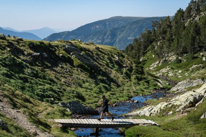 Puente de madera sobre el río.