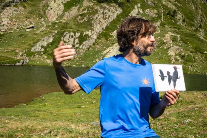 Iván mostrando parte de la fauna que habita en estas montañas.