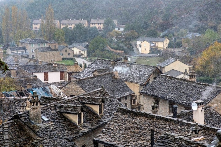 Santa Cruz de la Serós bajando de San Juan de la Peña.