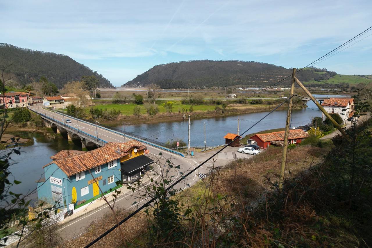 El Puente de Pesués y la desembocadura del Nansa en la Tina Menor.
