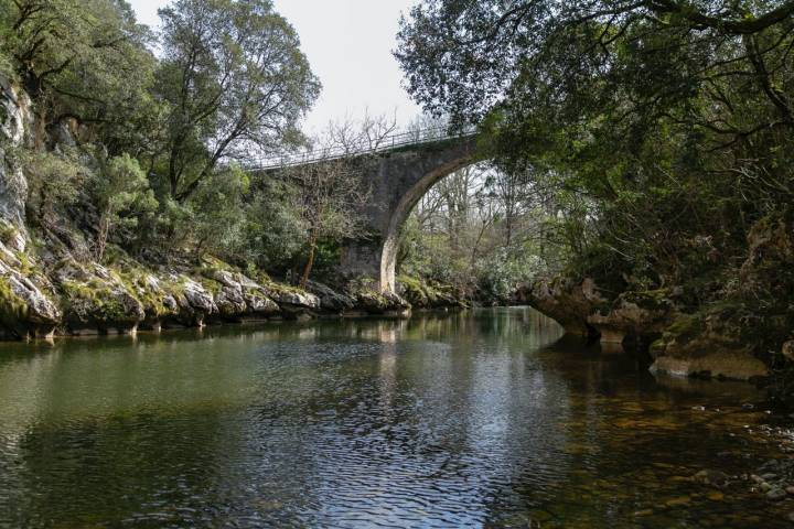 Puente de Camijanes sobre el río Nansa