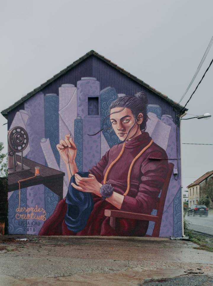 Street art en Ordes: 'Fiando a revolución' de Lidia Cao