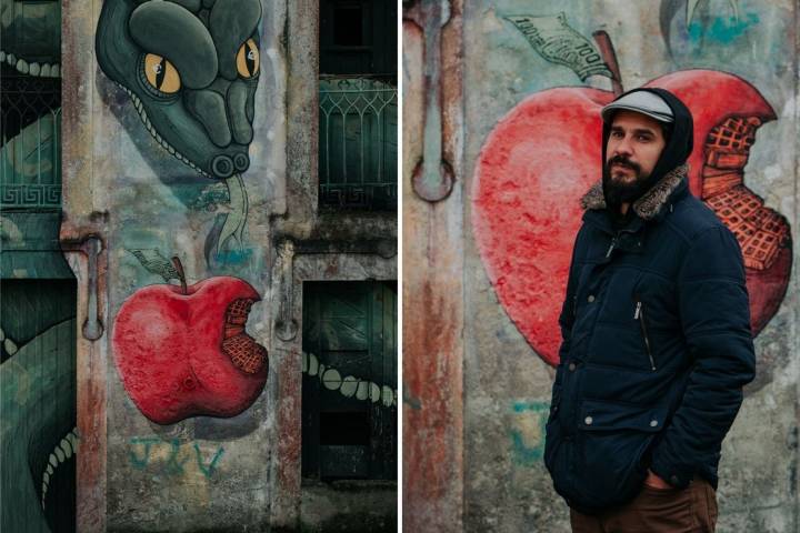 Street art en Ordes: Marcos Couso (Sokram) delante de una de sus obras titulada 'Pecado Orixinal'.