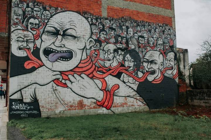 Street art en Ordes: Otra de las obras de Sokram en una fachada de Ordes (2011)