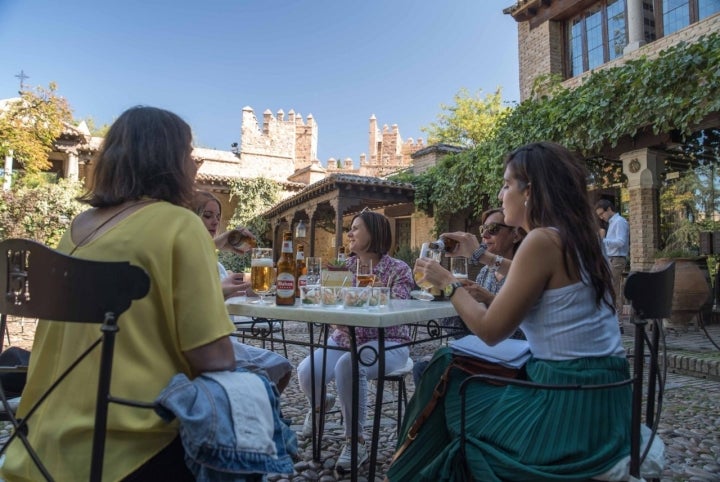 Reponer fuerzas en el jardín de la 'Hacienda del Cardenal' con la muralla de fondo, un auténtico placer.