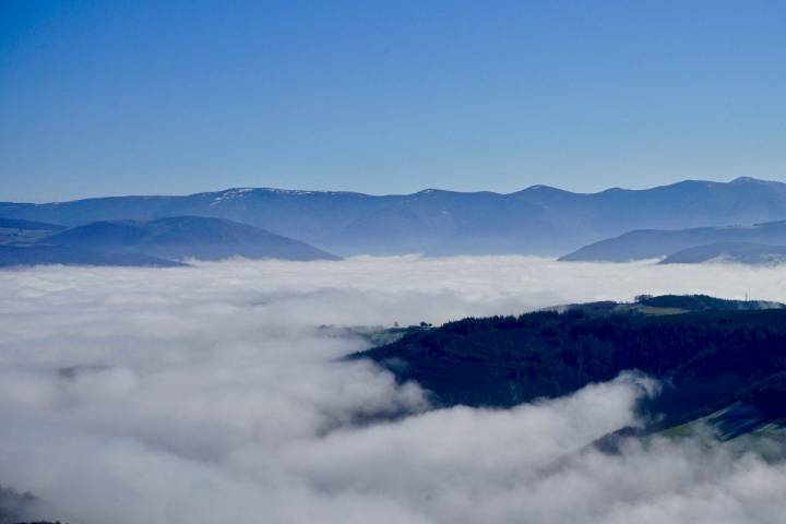 El Valle del Navia envuelto por la niebla.