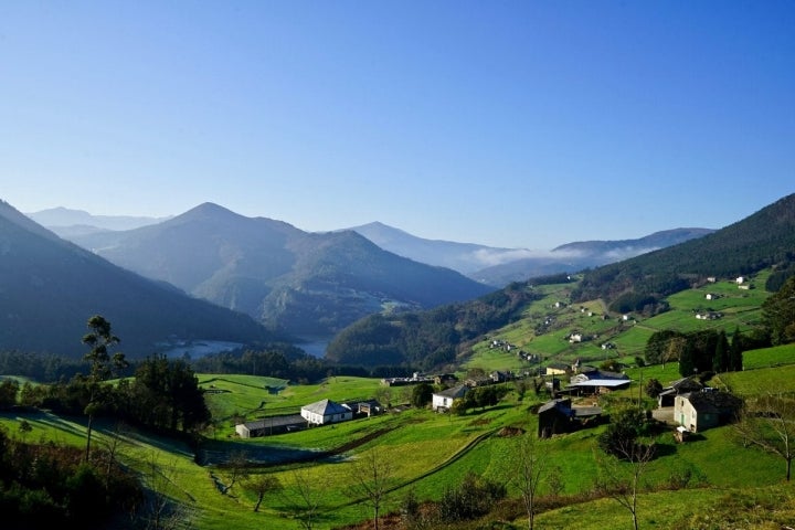 El pueblo de Serandinas se encuentra en la ladera junto al embalse de Arbón.